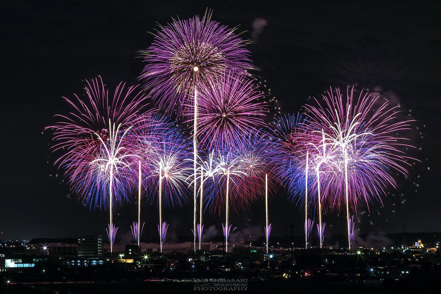 Yuji Shibasaki Photo 第86回土浦全国花火競技大会 初めて訪れた茨城県土浦市の花火大会を少し高い所から失礼して メイン会場を目指していたのですが 渋滞と迷子になり辿り着いたこの場所 土浦市街を背景に圧巻の花火をおさめられました 土浦