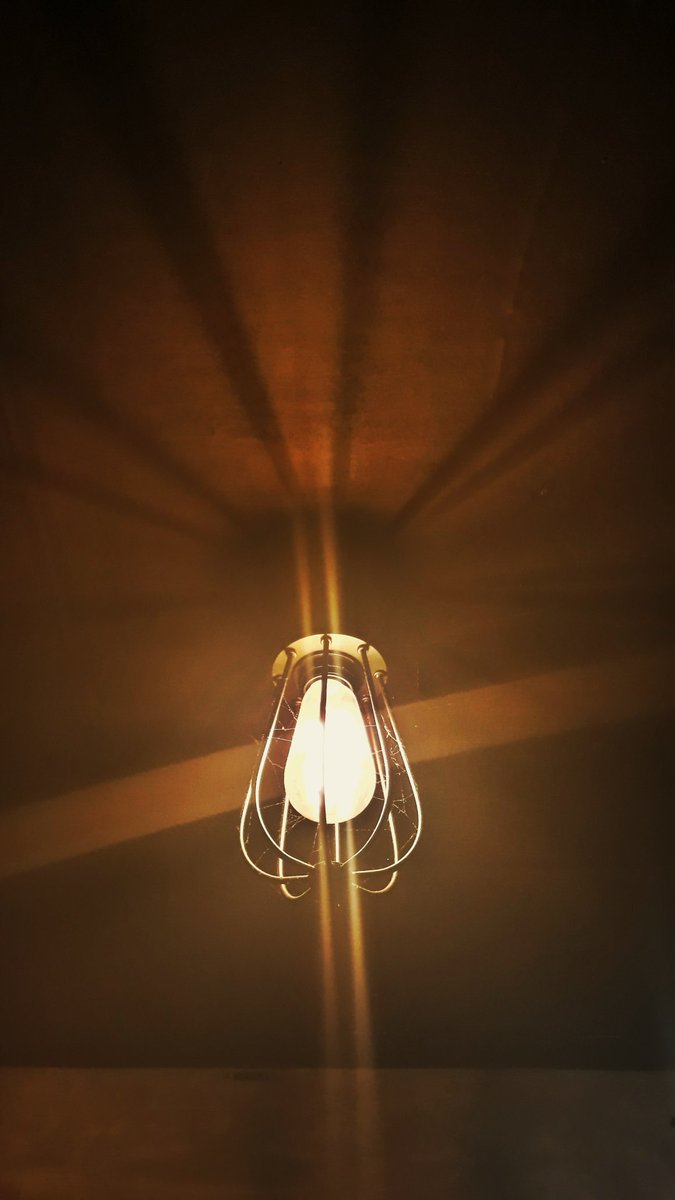 psuedocode666's tweet image. Ganda ng ilaw sa CR ng The Beech. Lol