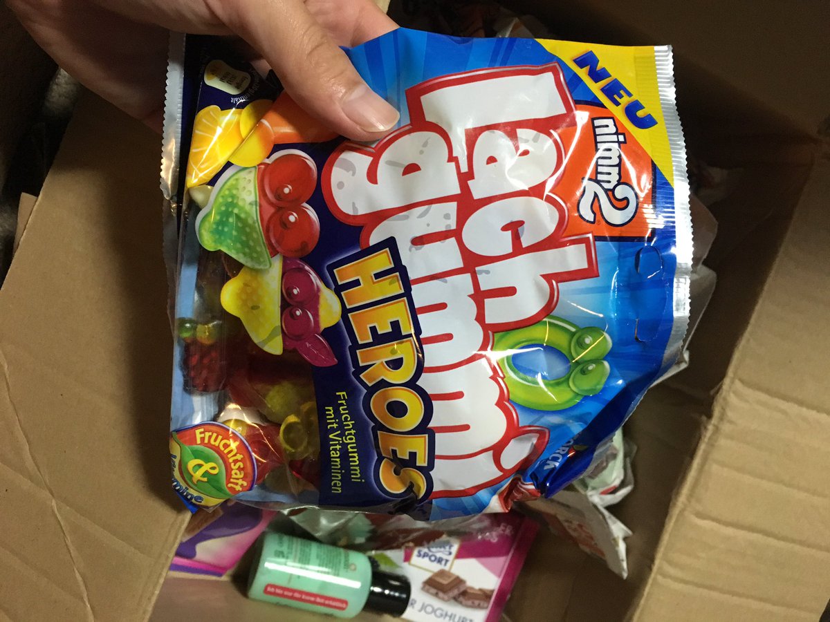 bboysian's tweet photo. ドイツからお菓子が届いた🇩🇪🇩🇪
i'm super glad 😍

チョコにマーブルが入ってるやつ
結構ハマったけど

やっぱ全体的に量が多い！

日本と比べると食品系は基本
安いみたい… いい��ぇ。。。 https://t.co/g6sNMyA2A2