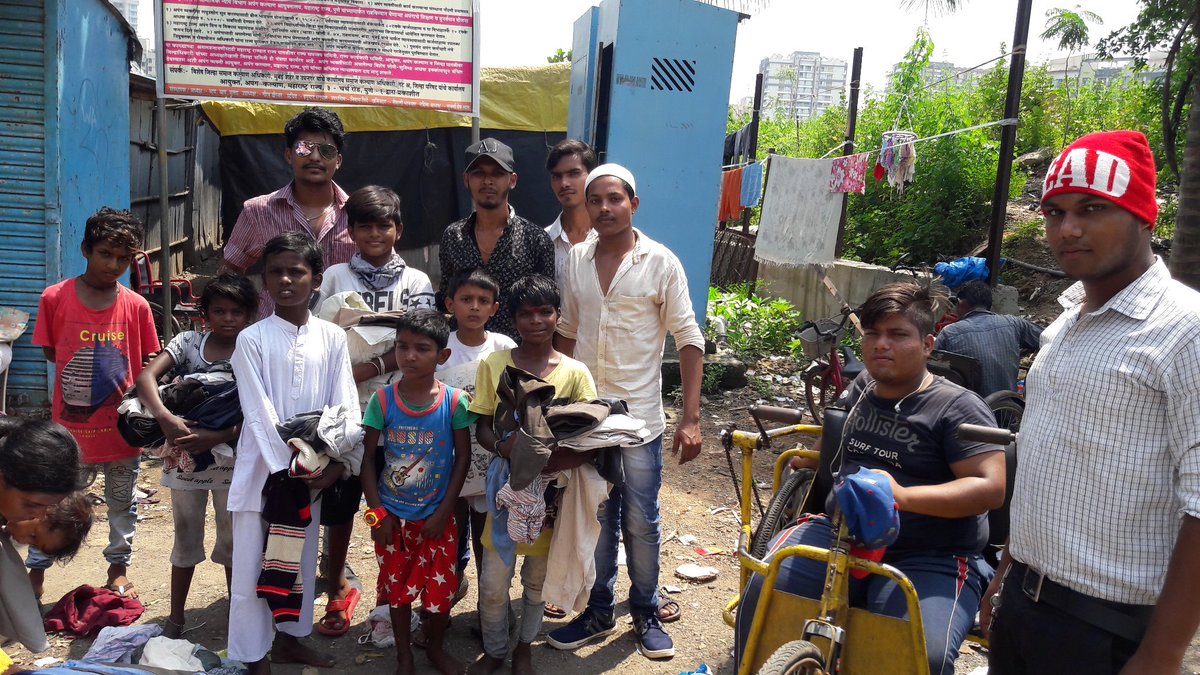 aameer_haque's tweet photo. #OnGandhiJayanti  #DistributedClothestoPoor&amp;Needy #peopleswithmyTeam YOUTH #BrigadePresident@AameerHaque   #SameerFShaikh#AkhilShaikh https://t.co/Z2gko43048