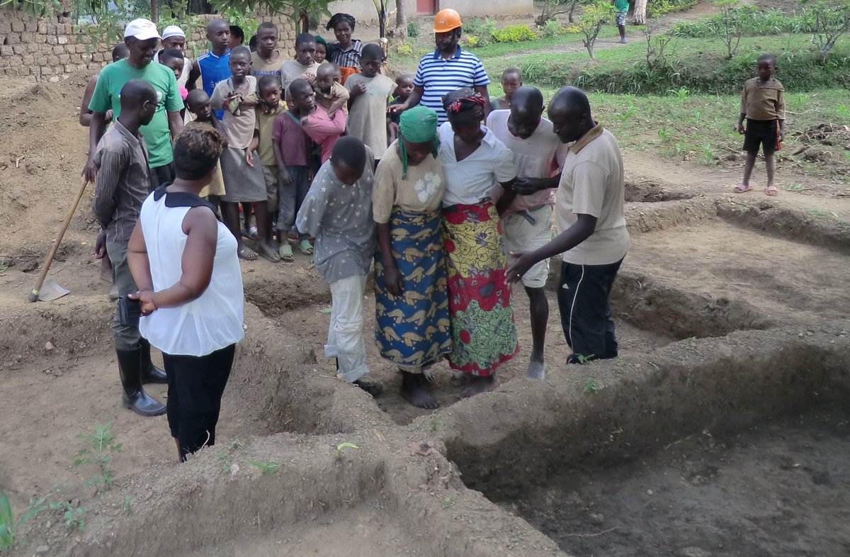 As #excavations progress @Rubengera, com. comes to witness arch.treasures of their village. #Rwandamuseums keep explaining what's going on