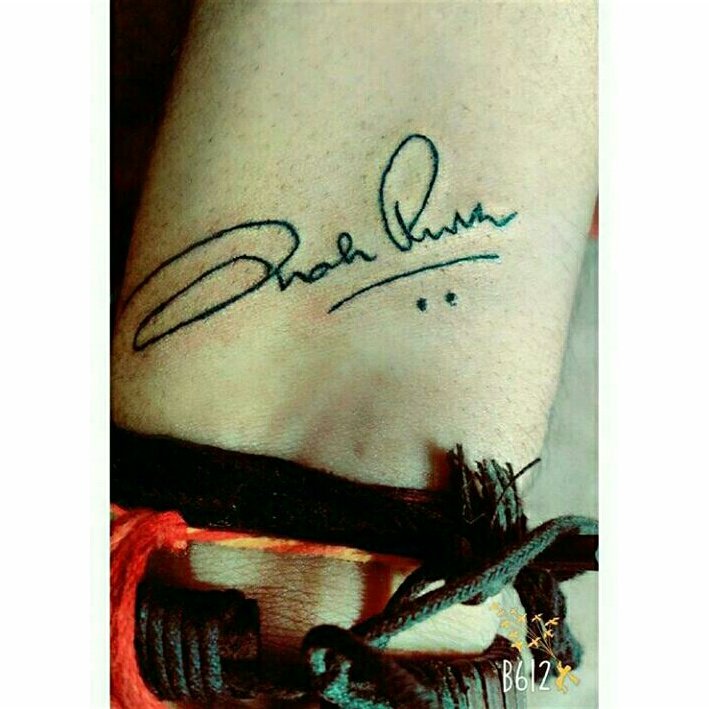 _iamr0han_'s tweet photo. // pain is temporary,pride is forever //
#Raeeslooktattoo
#srkautograph
@iamsrk ❤❤❤ https://t.co/RY8zZPu0Ph