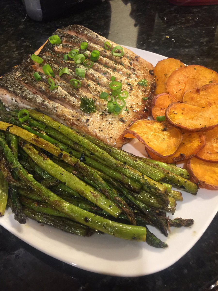 graubry1's tweet photo. Hey @GordonRamsay what do you think about my crispy salmon? https://t.co/IqhVJKFJKV