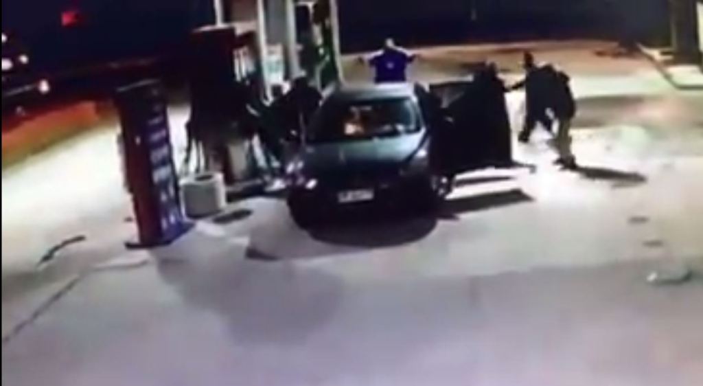 ClSabes's tweet photo. [VIDEO] Asaltan servicentro y roban auto a mamá que estaba con su pequeño hijo en Lota https://t.co/C1O4g2q0Wy https://t.co/cmYzI52czb