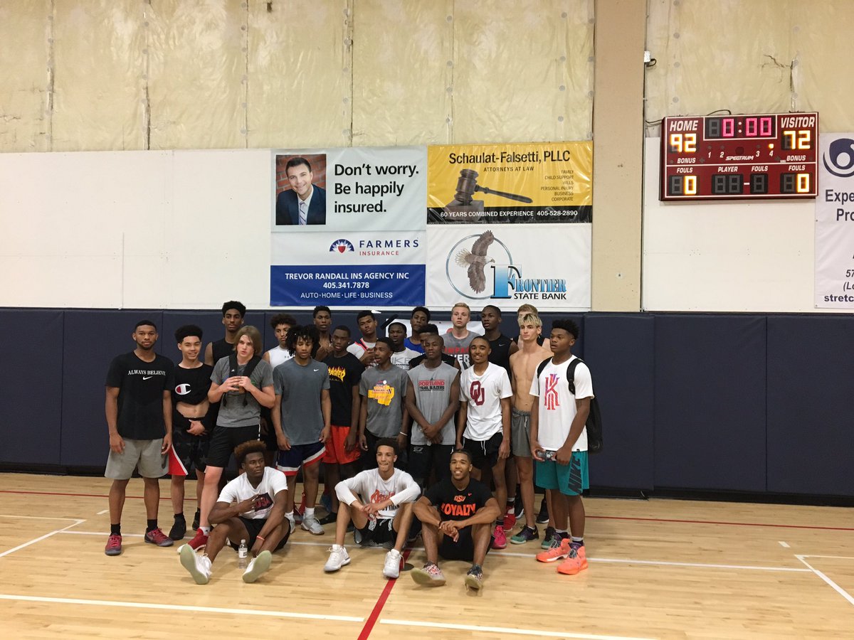 Congrats to the top 30 and a s/o <a href="/toprankbball/">Top Rank Showcase</a> for the 🔥birthday in the gym watching the Future Ballerz's putting in work