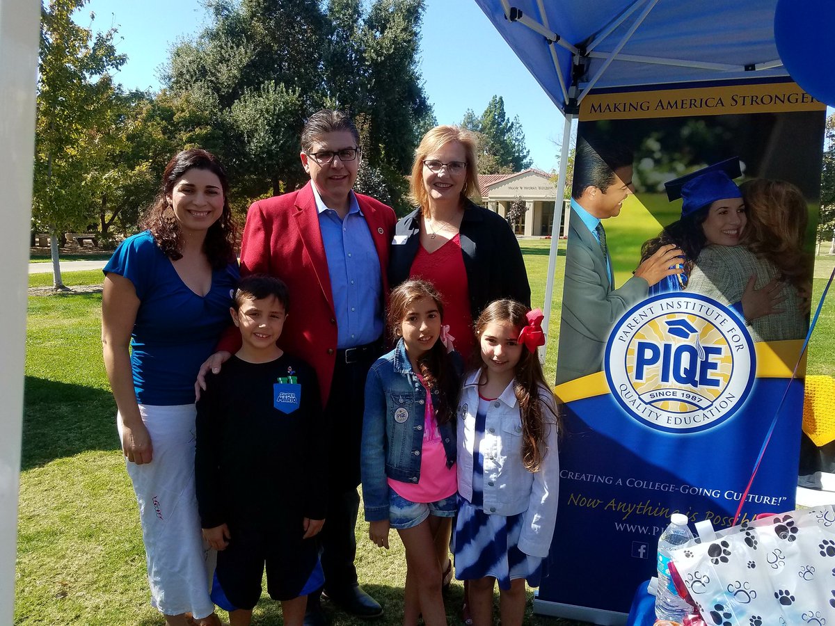 almaelissa's tweet photo. My daughters enjoyed volunteering at #CSUFeria. Best of all, they met @JosephICastro & @MGCastro5. #FSFeria #FutureLeaders https://t.co/nMHBLVL3Bm