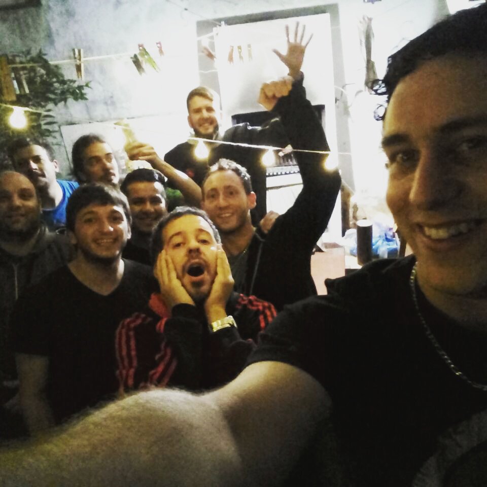 Así despedimos la casa que vio nacer a la banda 😢con #brindis #asado y #amigos 🍖🍷#penaderock #barriodeflores