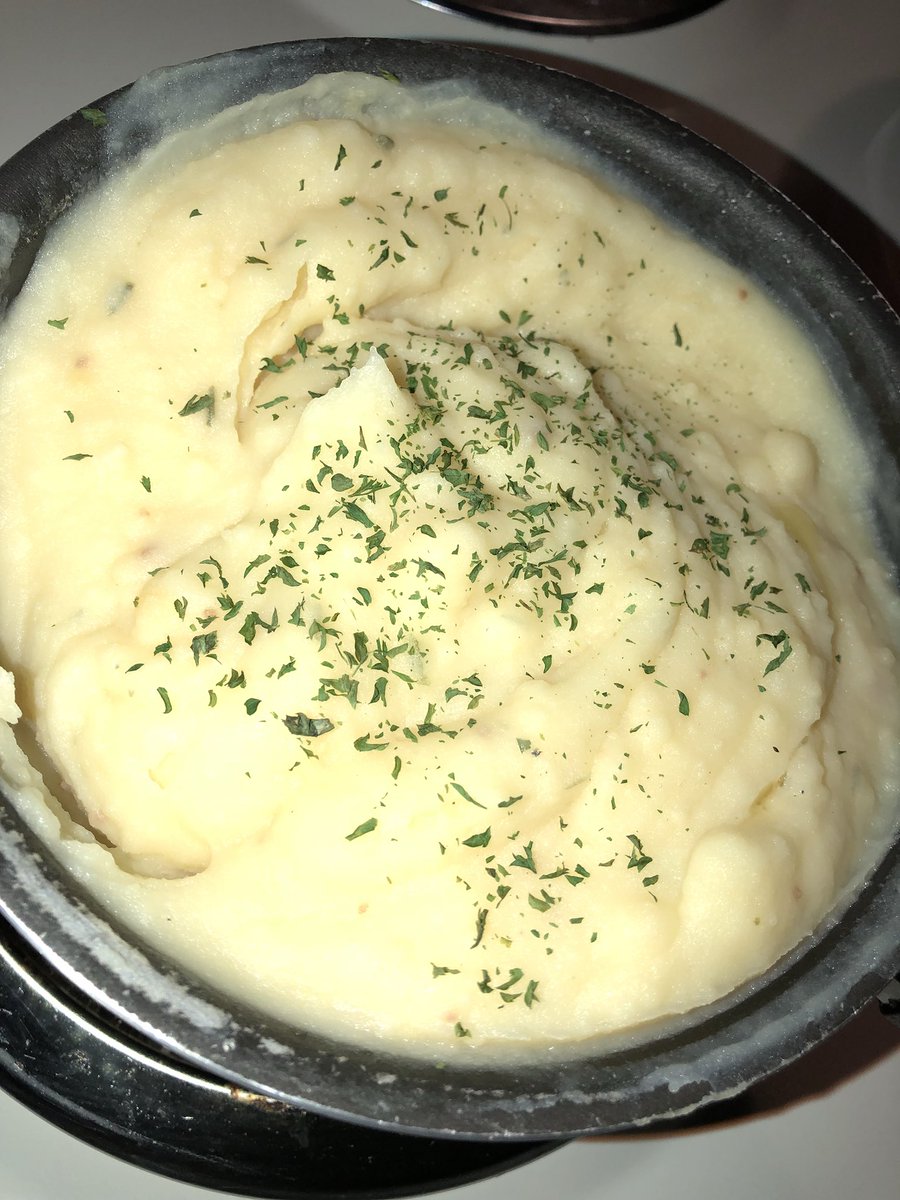 SiPPYYYYYYY's tweet photo. Chicken Wings, Mashed Potatoes, and Some Cheesy Spirals for late night dinner! #ChefShad https://t.co/D4axniZiof