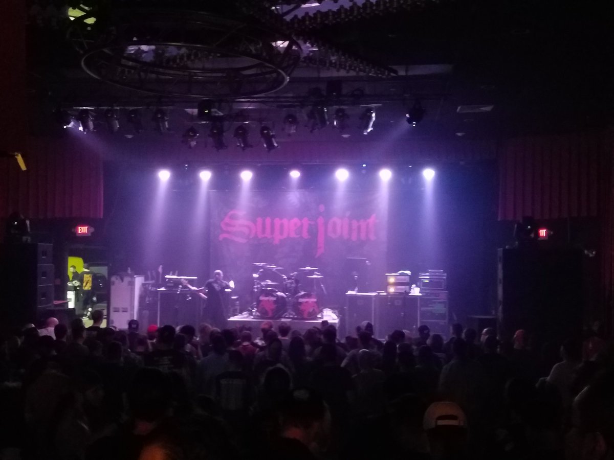 The calm before the storm of #Superjoint ...need short rest after <a href="/devildriver/">DevilDriver</a> tore the house up with awesome set