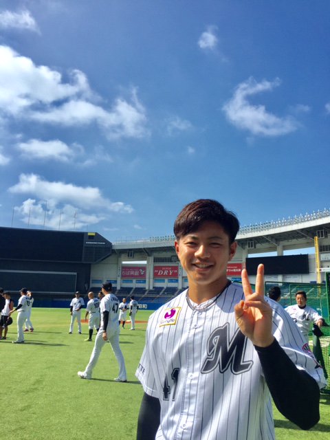 chibalotte's tweet photo. 成田投手が一軍に合流しました！透き通った空のように爽やかです。(広報) #chibalotte https://t.co/SpMhDMk1eJ
