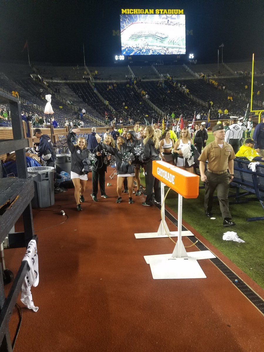 Matt_Kolb_'s tweet photo. #msudanceteam #motion #MSUvsUM https://t.co/GnpMPOSBkc