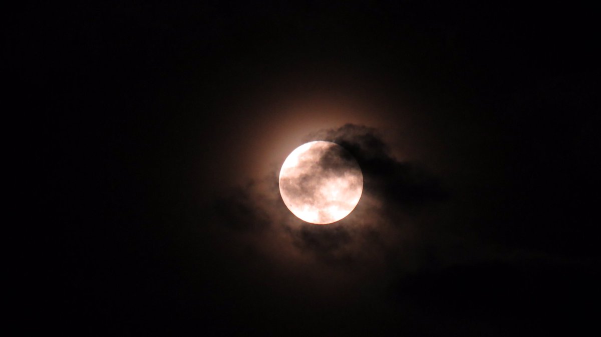 Bumble0423's tweet photo. Neat moon 🌙 photo from last night! #Moon #fullmoon https://t.co/bUUQfYjoij