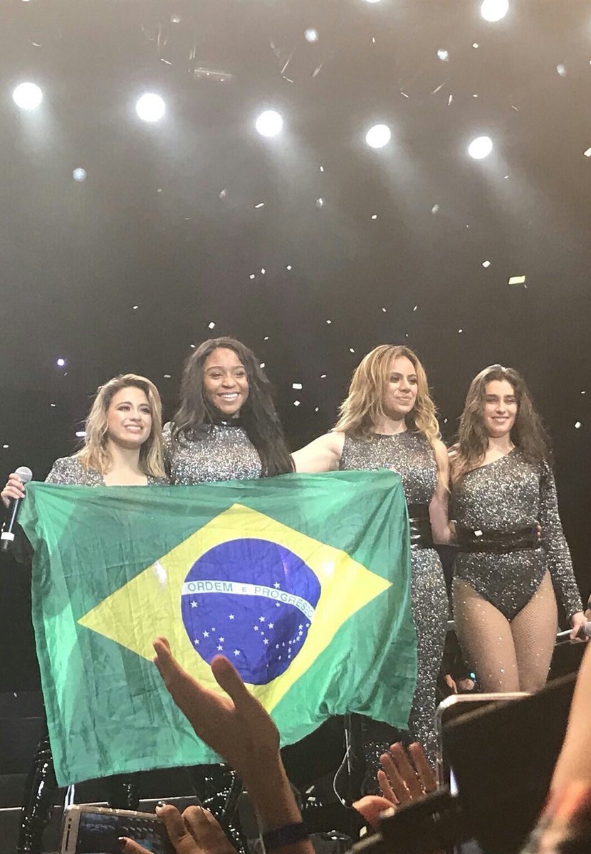 manictrl's tweet photo. elas poderiam viver aqui pra sempre aaaaaaaaaa #ThankYou5HFromBrazil https://t.co/cd9BK78VKg