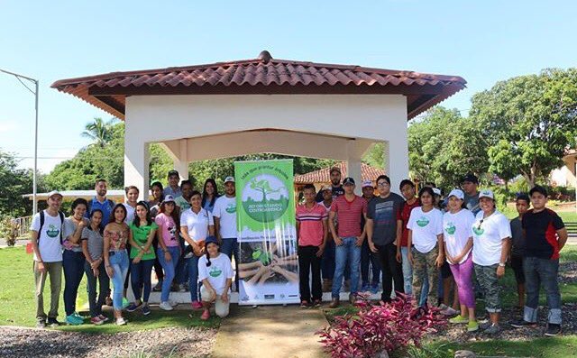 Siembra de plantones aportando a la conservación del Planeta Tierra. #RefcaPanama #RefcaHerrera
