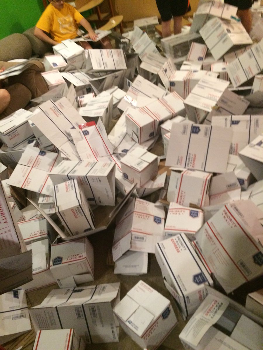 AbePollinAZA's tweet photo. Abe Pollin Box Night was a great thing in a small box. #1000boxes https://t.co/Mngq3qhBkN