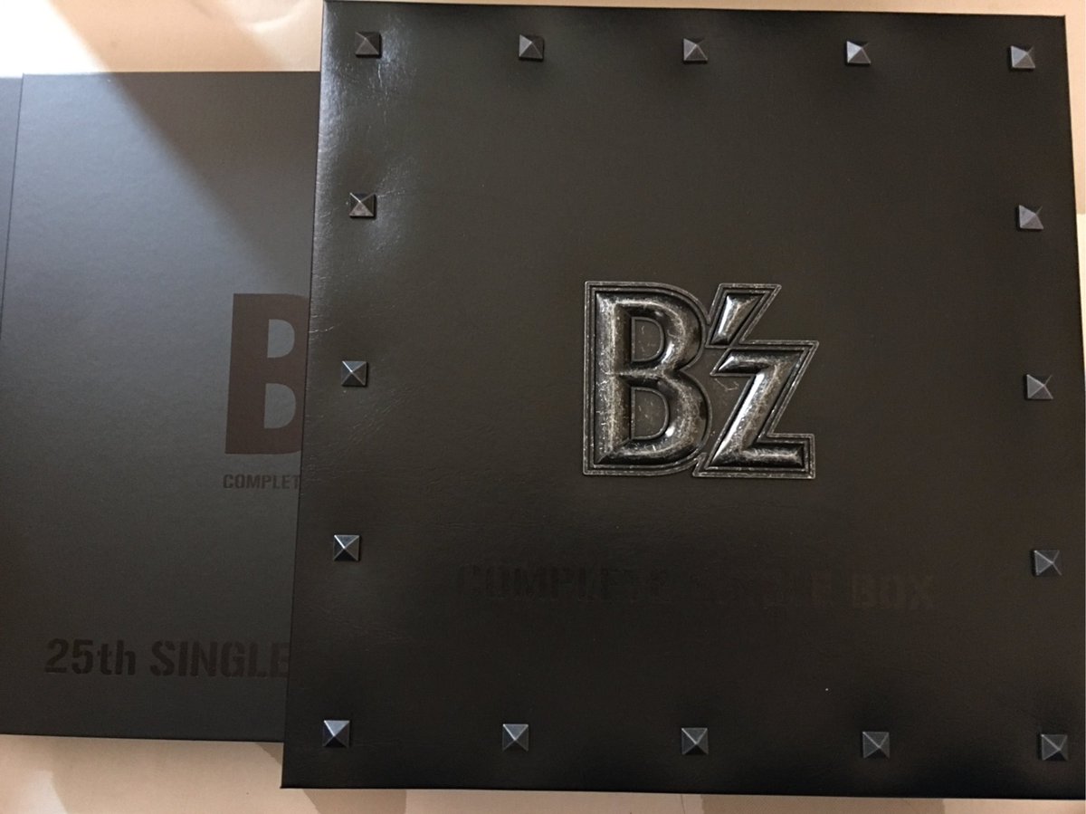 L507633's tweet photo. 事件です
親から早めの誕生日プレゼントでB'zのCOMPLETE SINGLE BOX貰っちゃいました。言葉が出ませんありがとうございます。アーーーー!どうしよう
#Bz
#コンプリートシングルボックス
#COMPLETESINGLEBOX
#ありがとうございます https://t.co/hLaX2J6izr