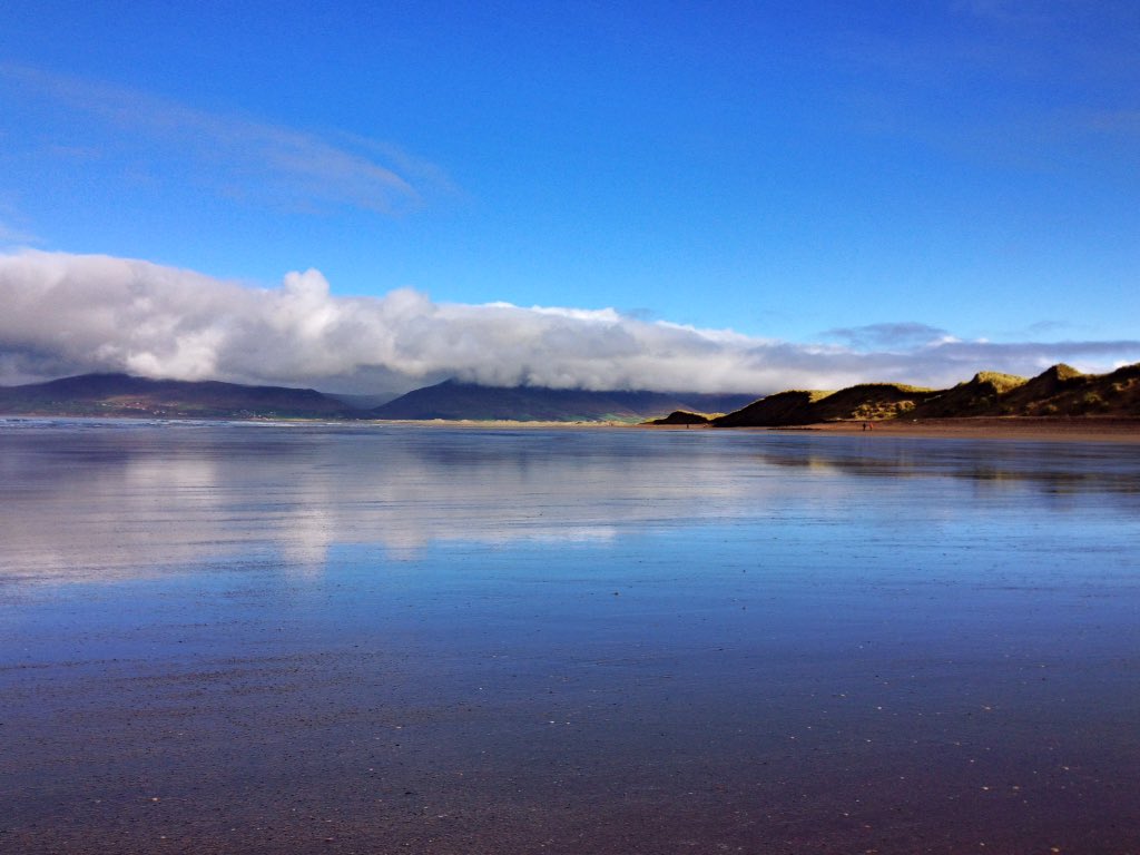 todayInIreland's tweet photo. 😎 Where's my sunscreen?? 😎  What a day on Rossbeigh beach!! 🍀 #neverleavekerry @deric_hartigan @lovemidkerry https://t.co/roumFzuyOf