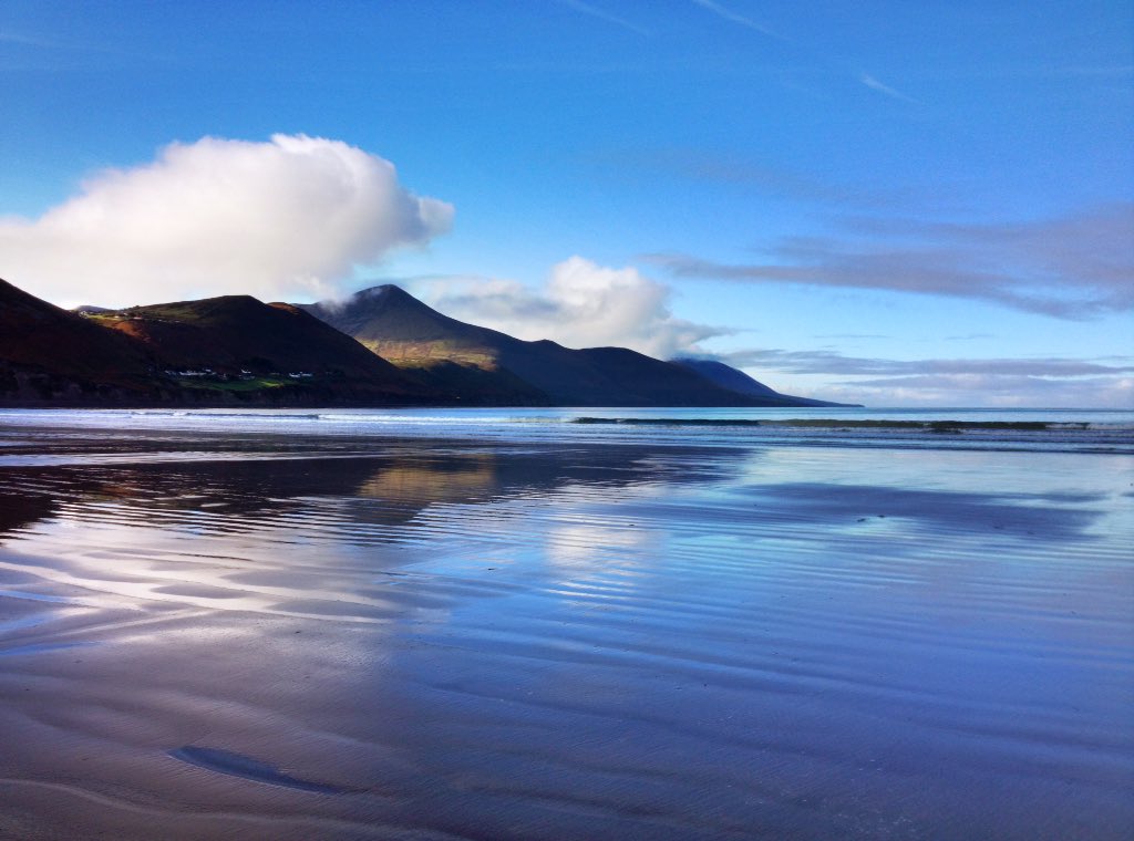 todayInIreland's tweet photo. 😎 Where's my sunscreen?? 😎  What a day on Rossbeigh beach!! 🍀 #neverleavekerry @deric_hartigan @lovemidkerry https://t.co/roumFzuyOf