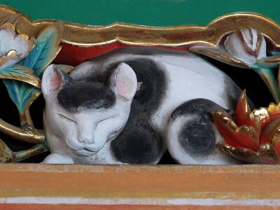 Green Pepper Twitterissa 今日改めて日光東照宮の眠り猫の話を聞いた 眠り猫の裏側にはスズメが彫 られてて 裏で雀が舞っていても 猫も寝るほどの平和 への願いを表していると言う