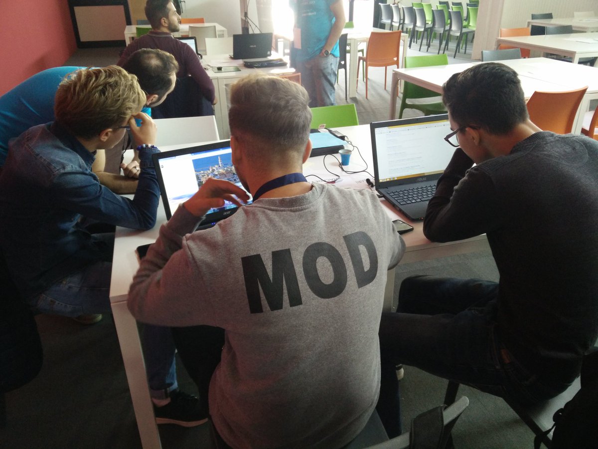 theTMO's tweet photo. Al #hackdev17 noi del #teambari abbiamo i partecipanti normali e quelli moddati :V #codemotion https://t.co/7TGOF7sL6b