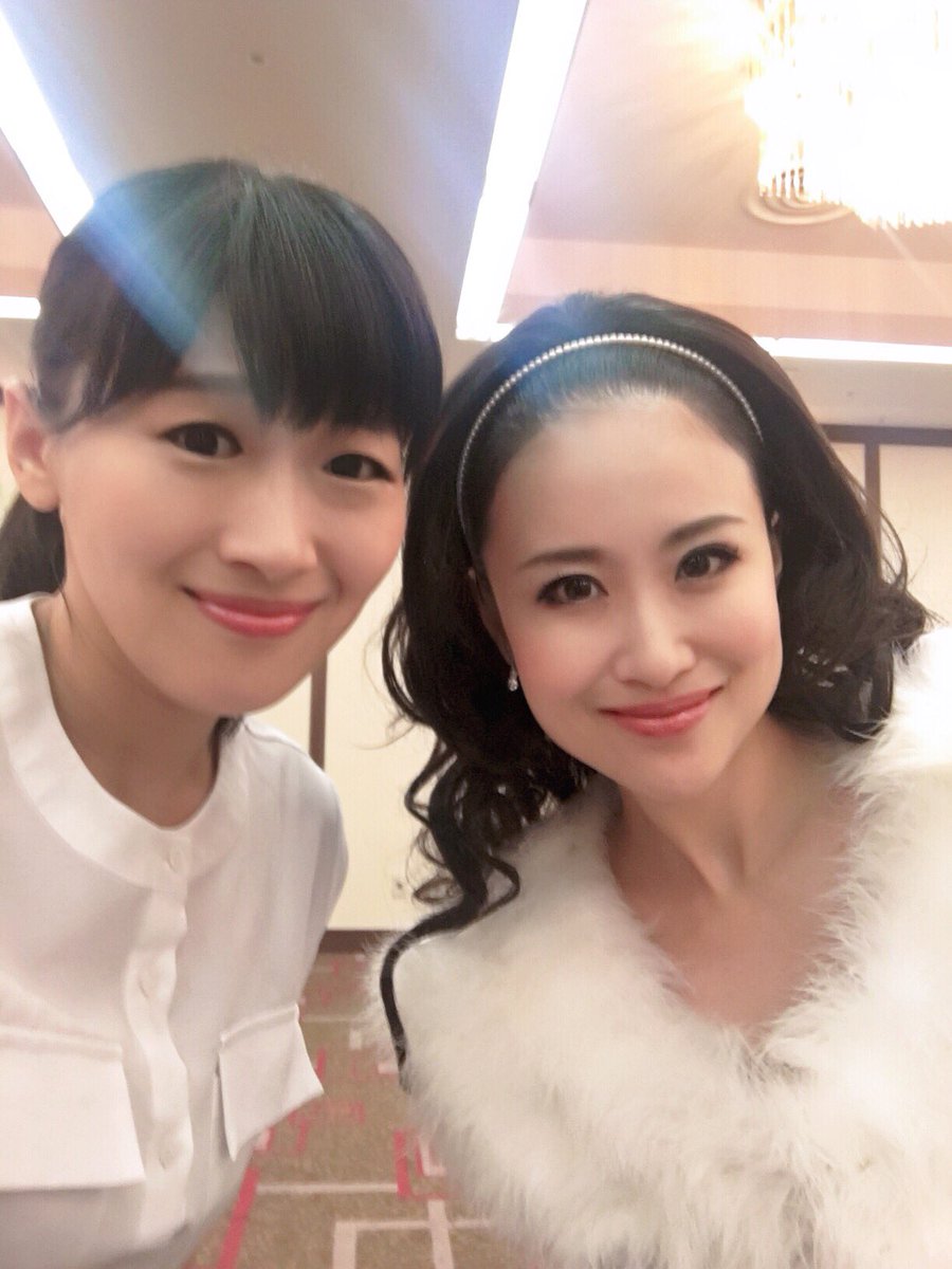 沙羅 さら Twitter પર ライブいよいよ明日です 聖子ちゃんのライブにゲスト出演します しゃべりものまねいっぱいやるよ 夜は満員御礼 お昼の部がまだ少しだけ空いてるみたい ご予約はコメントくださいまし O O 綾瀬はるか さん 松田聖子 さん