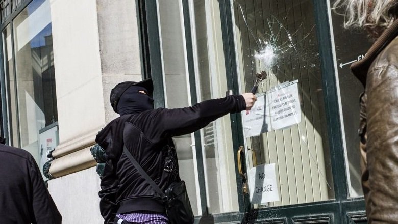 hateidf1's tweet photo. #ANTIFA　はテロリストだ！　彼らは暴力集団だ！路上の車に放火し、店舗を破壊するテロ集団！　#日本共産党　#社民党　#立憲民主党　#しばき隊　#有田芳生　#レイシスト有田　#菅野完　#性犯罪　#放火　#略奪　#暴行 https://t.co/ZE4iaXF3rI　#DOKDO #독도 #위안부　#EastSea　#FUCKKOREA　#KPOP