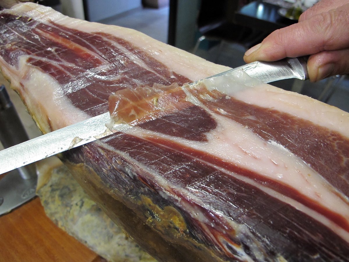 inbogavlc's tweet photo. 🙋Qué levante la mano quién no tenga dudas a la hora de cortar un #jamón!👉https://t.co/WRgLWcWf4i #cortarjamon #jam #delicatessen #gourmet https://t.co/fQvcv15MfL