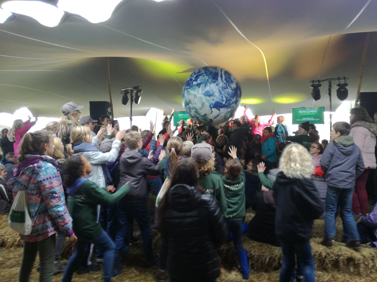 trotsemoeders's tweet photo. "Onze aarde, geef hem door!" bij #kcc2017 met @wnfnederland in @Erperheide https://t.co/HlGzio2EeF