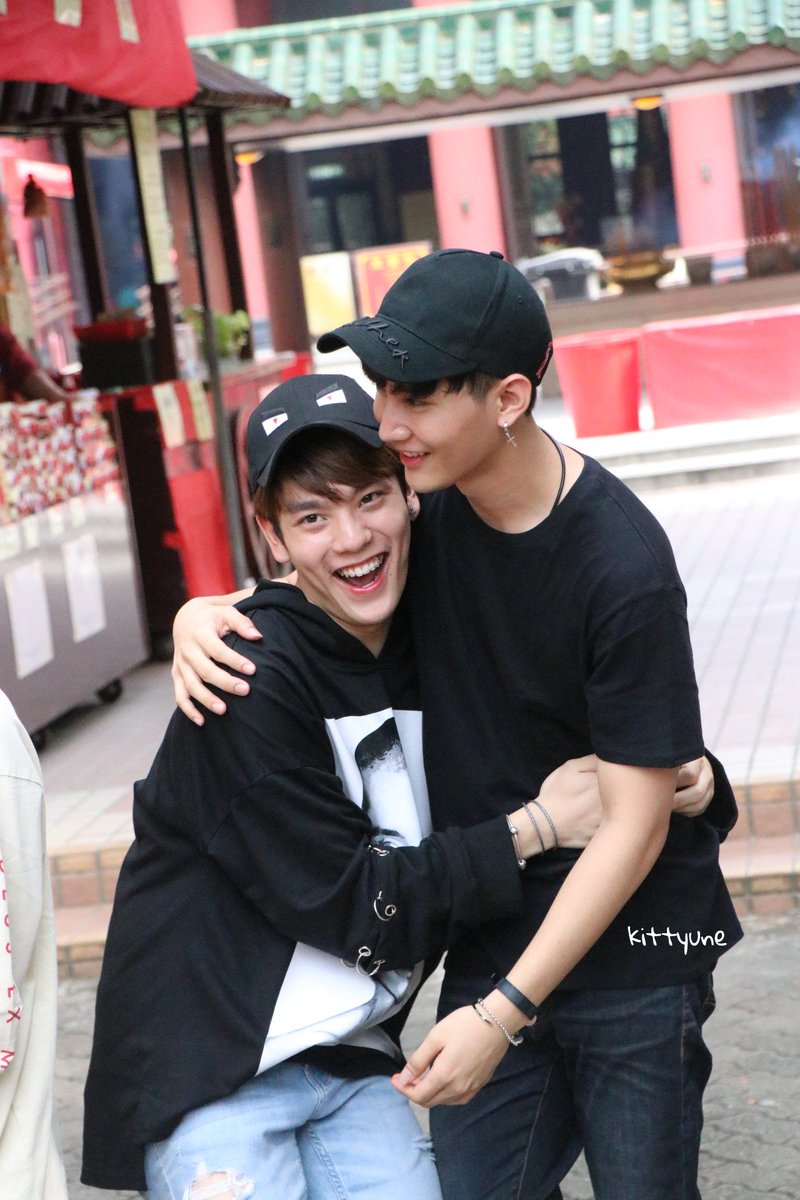 2Moon_Only's tweet photo. @CTR2DAB @KiimMon เอิ่ม..นี่แม่ถ่ายพรีเวดดิ้งให้ลูกเหรอเนี่ย 😂😂 #หวานมากมาย @konnarak999 #ใหญ่ลักยิ้มยักไหล่2017 #ขุณขิมมอญ https://t.co/rraTgc4HH8