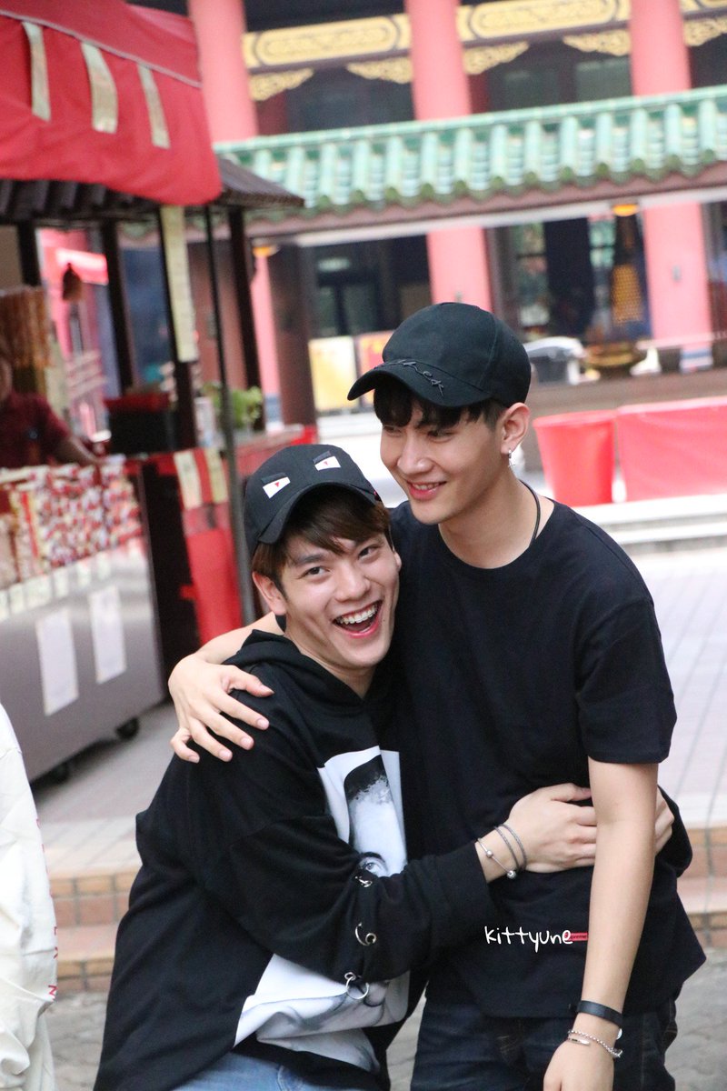 2Moon_Only's tweet photo. @CTR2DAB @KiimMon เอิ่ม..นี่แม่ถ่ายพรีเวดดิ้งให้ลูกเหรอเนี่ย 😂😂 #หวานมากมาย @konnarak999 #ใหญ่ลักยิ้มยักไหล่2017 #ขุณขิมมอญ https://t.co/rraTgc4HH8