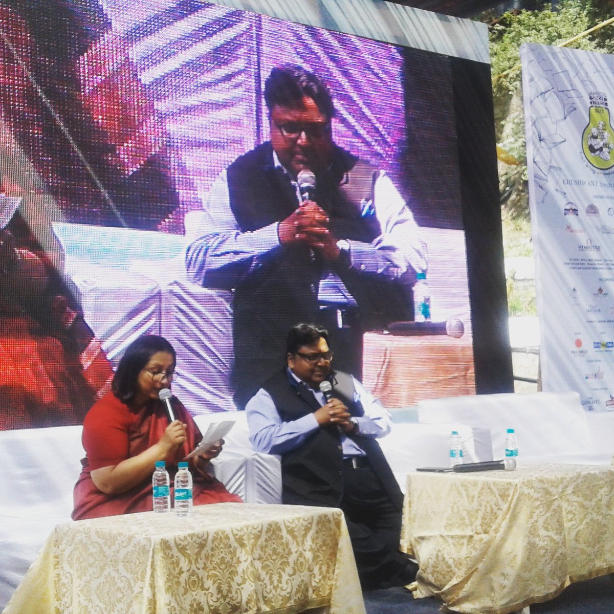 kslitfest's tweet photo. The session on "Making of Best seller" with Ashwin Sanghi and Ranjana Sengupta
#kslitfest17 #rozaballine
#chanakyaschant @ashwinsanghi https://t.co/r6hwWh316Z