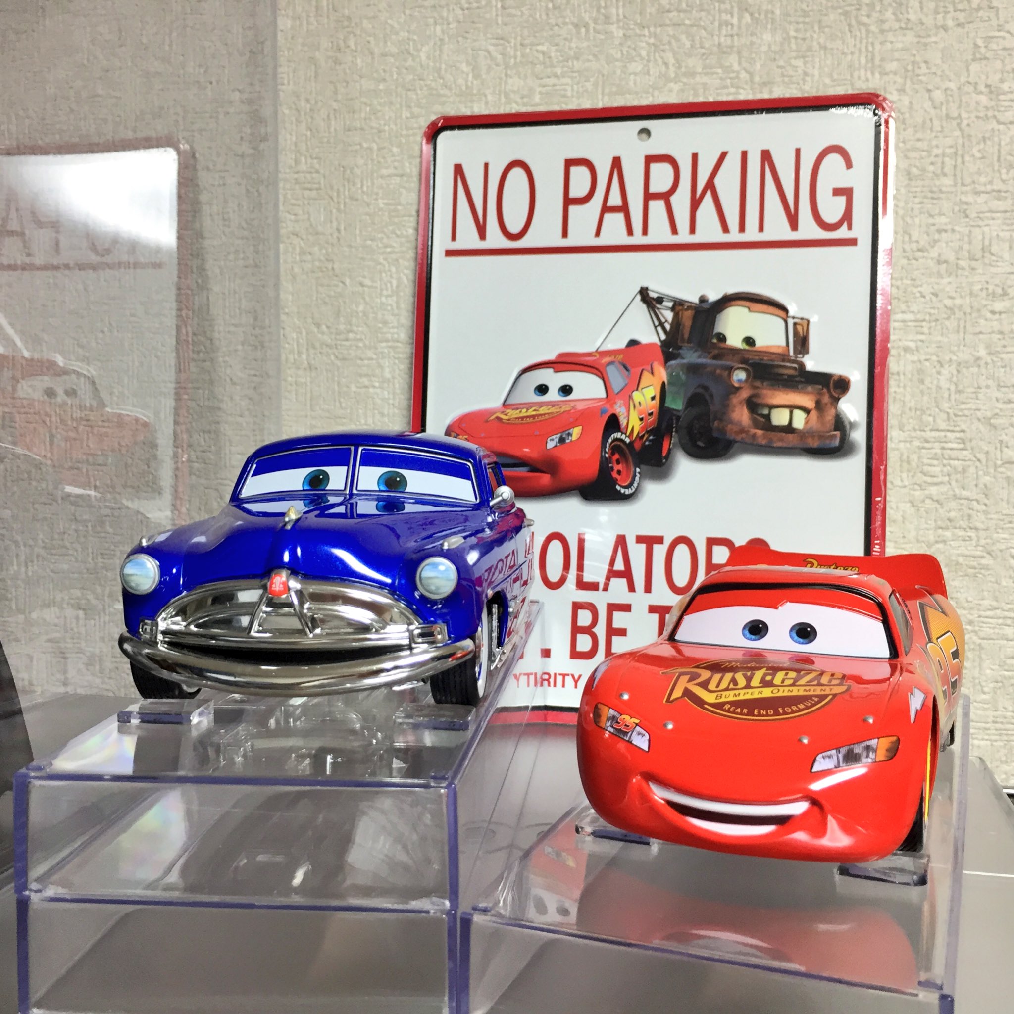 Hiro カリフォルニアディズニーランドでしか売ってない カーズランド のお土産のアルミ製のアートプレート コレは落札した マテルの1 24ドックハドソンとマックィーンの後ろに飾るのに何か欲しくて探してたら 良いの見つけたんだ新品だし 自分じゃ