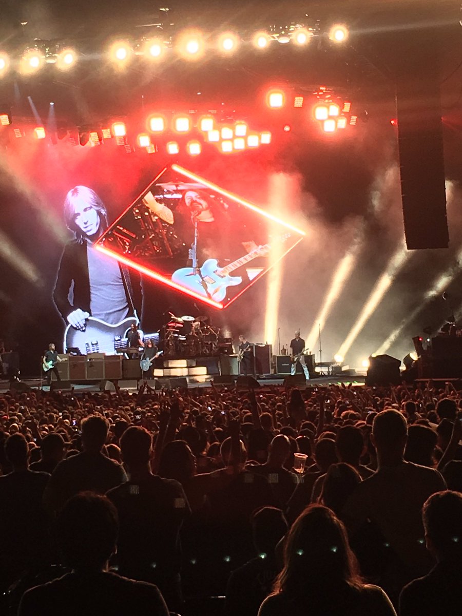NastyLittleMan's tweet photo. tribute to Tom Petty #myhero  #foofighters #caljamfest https://t.co/52jy7BeDfC
