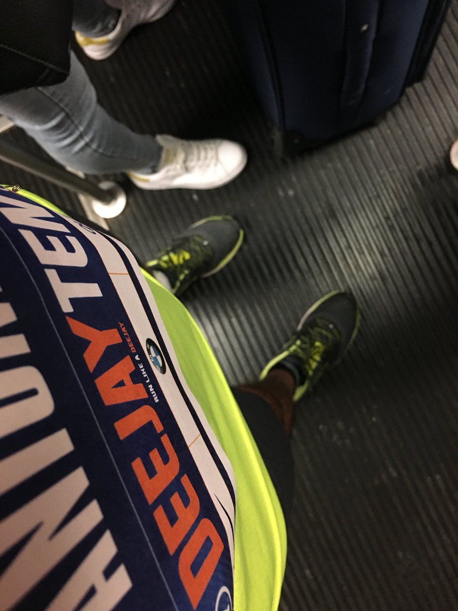 adigio's tweet photo. La metro di @atm_informa si è dipinta di arancio con qualche tocco di giallo. Tutti pronti per #DeeJayTen #runhappycrew @FASTWEB https://t.co/oQ8PMLHDei