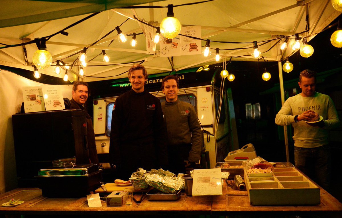 CuliCaravan's tweet photo. Gezelligheid in#Denekamp bij #Denekampundercover #foodtruckTwente @0541Undercover #streekproduct #streetfood #foodtruck #catering https://t.co/cA4w6dHWez