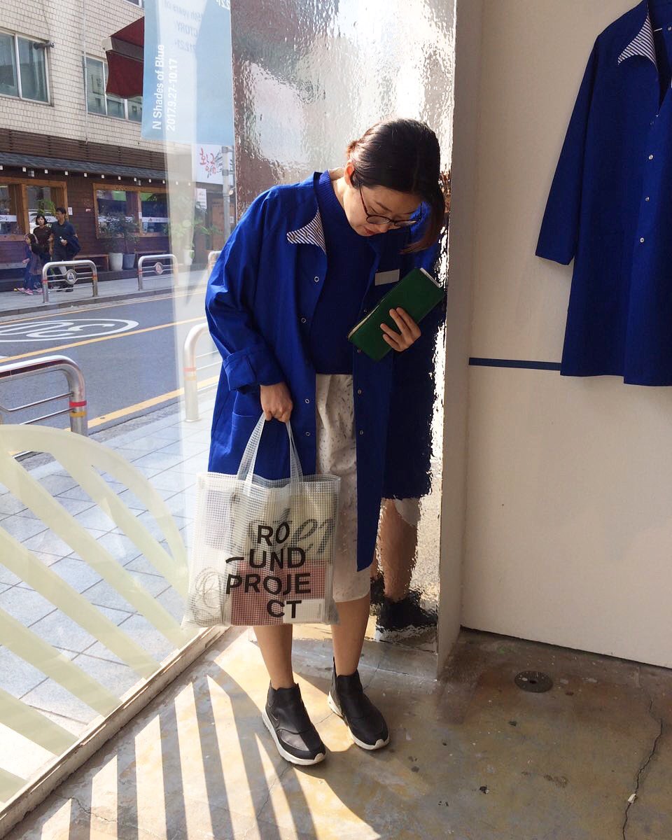 galleryfactory's tweet photo. [팩토리 에디션] 팩토리 에디션의 가방, 책, 파우치, 지갑, 유니폼, 다 두르고 온 홈그라운드의 안아라씨. 🤗 (틈틈이 사용되는 팩토리 에디션 사진을 찍어 올리겠어요) #factory_edition #n개의블루 #nshadesofblue https://t.co/p4P4OYeZn9