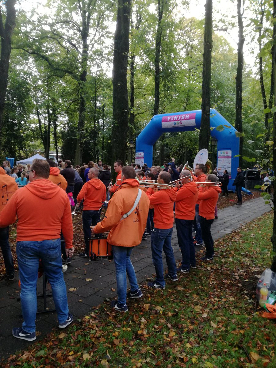 Criep's tweet photo. De eerste lopers zijn weg. Wat een happening. Mooi om te zien dat zoveel mensen zich voor dit goede doel in willen zetten! https://t.co/ntJhmUKWtE