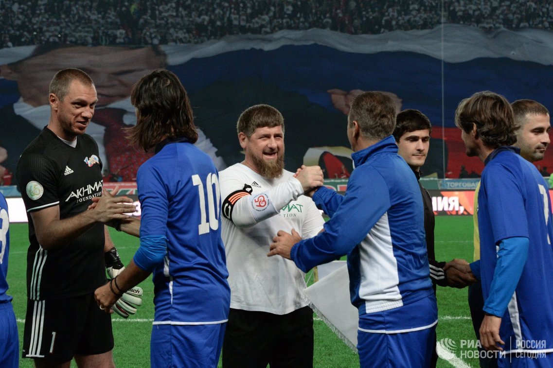 кадыров играет. рамзан кадыров футбол. рамзан кадыров с гитарой. рамзан кадыров футбол. рамзан кадыров.