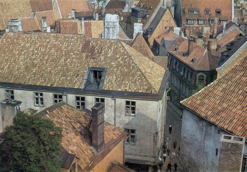 retrofotod's tweet photo. Roofs #1970s #70s #retro #roofs #крыши #katused #love #this #city #oldtown #vanalinn #ussr #ссср #tallinn #estonia https://t.co/HodkBMgkU1 https://t.co/EtbmXwD6QB