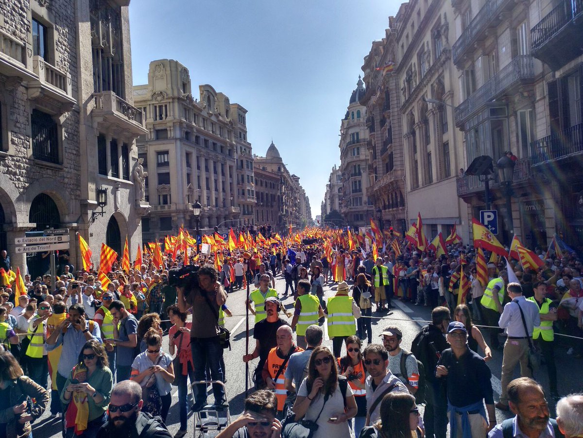 UPYD's tweet photo. 🇪🇸 Ya queda menos para partir de la Plaza de Urquinaona con @Societatcc.
Hoy alto y claro: ¡España no se negocia!
#RecuperemElSeny https://t.co/1TUruLZrXw