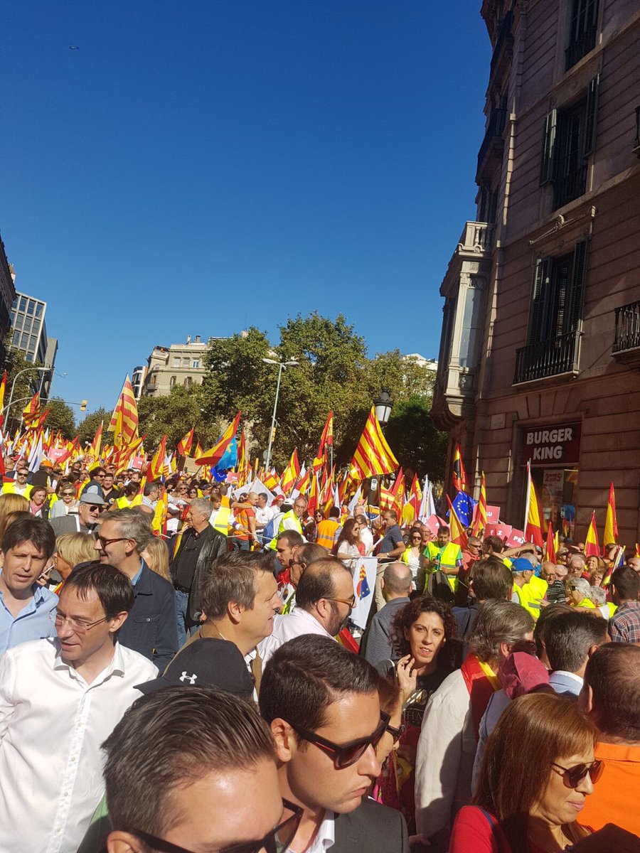 UPYD's tweet photo. 🇪🇸 Ya queda menos para partir de la Plaza de Urquinaona con @Societatcc.
Hoy alto y claro: ¡España no se negocia!
#RecuperemElSeny https://t.co/1TUruLZrXw