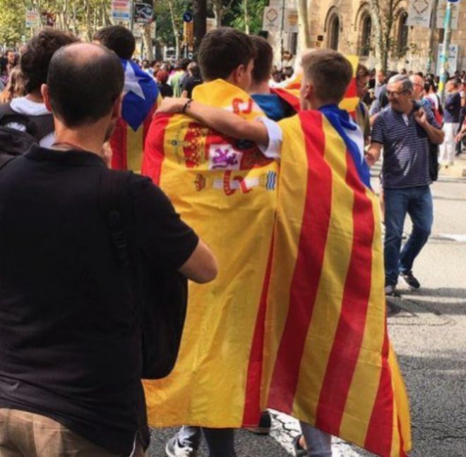 f_villaubi's tweet photo. En las manis del 3-O convivieron pacificamente banderas españolas  esteladas. Q pasaria hoy en la mani voy con una estelada #RecuperemElSeny https://t.co/r8PjYeQYAZ