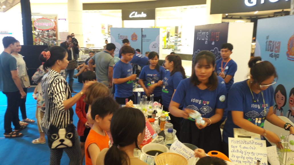 wjlonghurst's tweet photo. Our #STEMBusKH event about to start in Aeon Mall! #STEM #UKKH https://t.co/p0fvT6qZSu