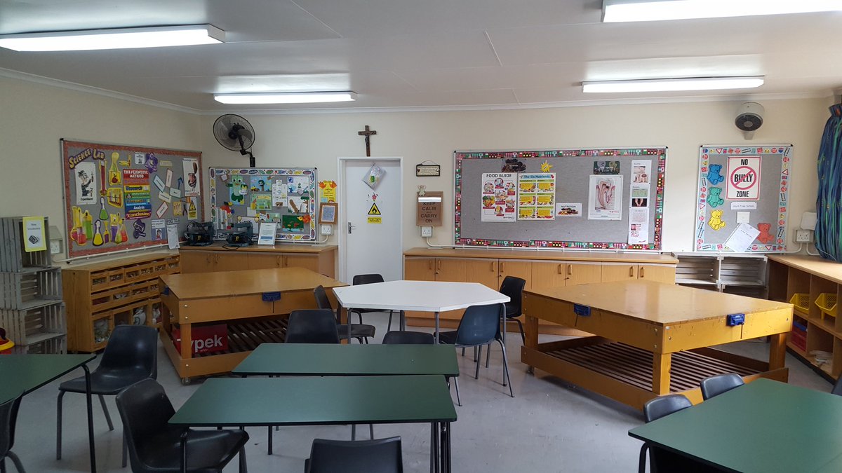 olliebray's tweet photo. Two 'techie' work benches at the back of this primary classroom. All primary schools should have specialist facility. #SNSA17 https://t.co/lmMIX6iThR