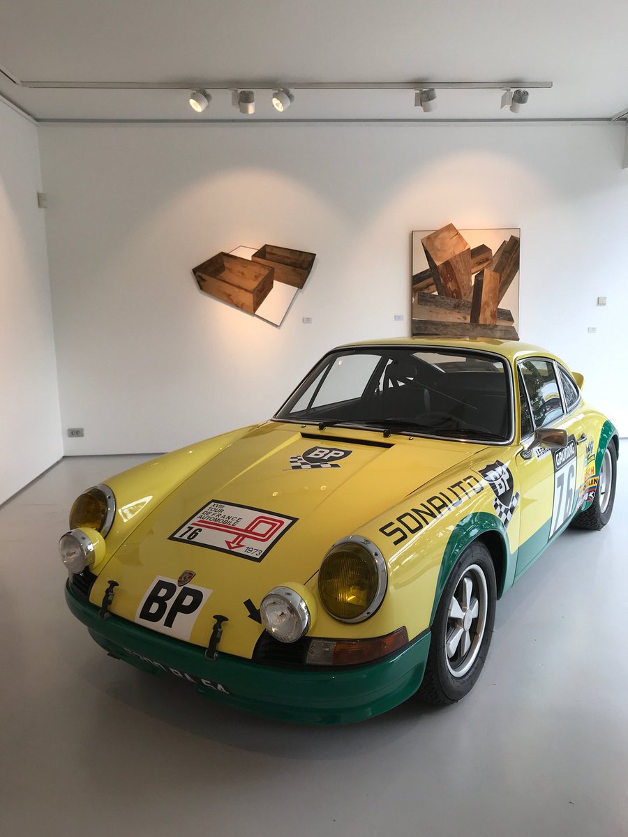 This wonderful “lightweight” Porsche 1973 and the stunning expo “BEAM ME UP” by Robert Steng Absolute Art Gallery #mykh #absoluteartgallery