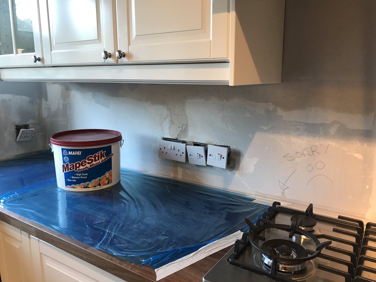Splash back Sundays with <a href="/MapeiUKLtd/">Mapei UK Ltd</a>  #sundayworkers #tiling #kitchens #sundaysplashbacks