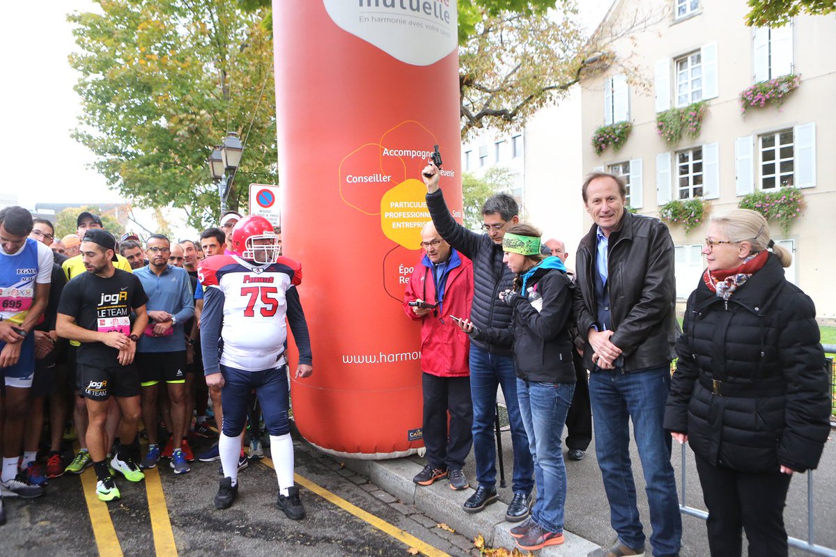 mulhouse's tweet photo. Le Grand #Mulhouse #TrailUrbain c'est parti ! 1000 coureurs au départ, 12 km pour voir la ville autrement #GMTU #Mulhousebouge https://t.co/Ye8o0Gf31D