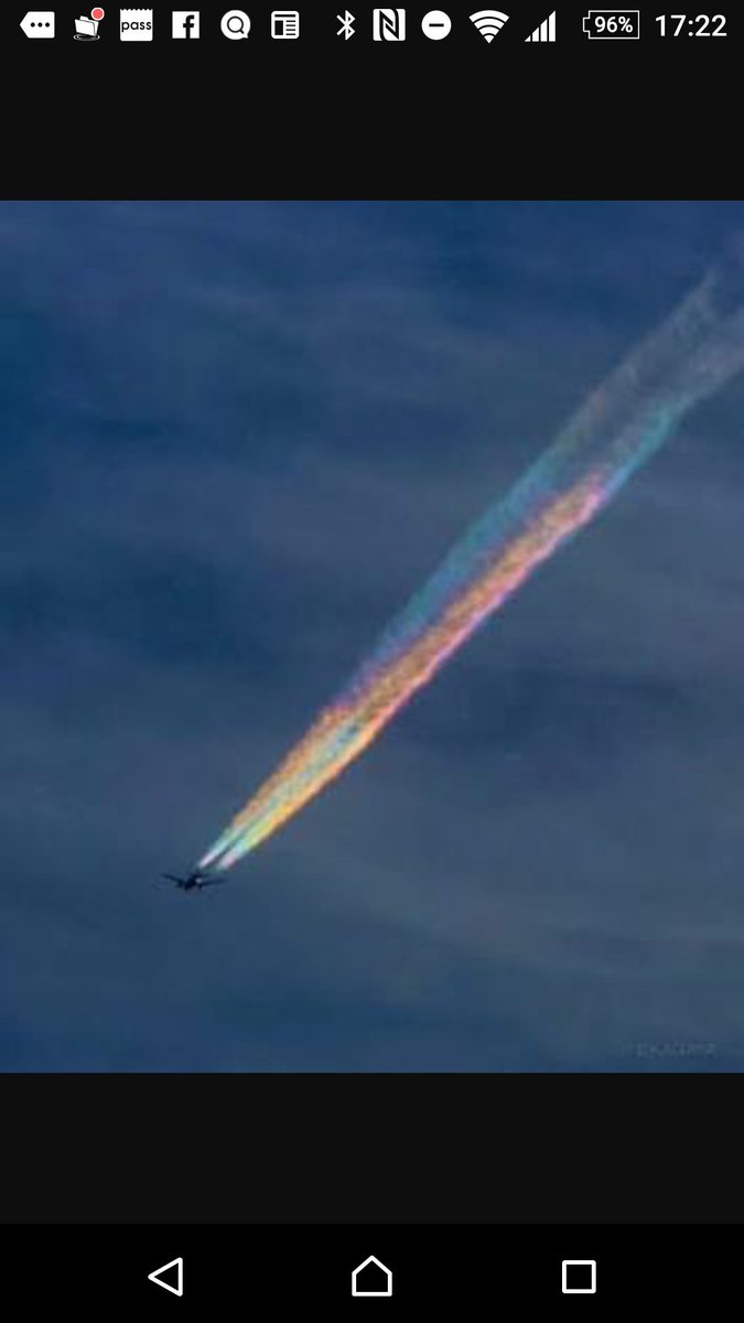 飛行機雲。

ord.yahoo.co.jp/o/video/RV=1/R…