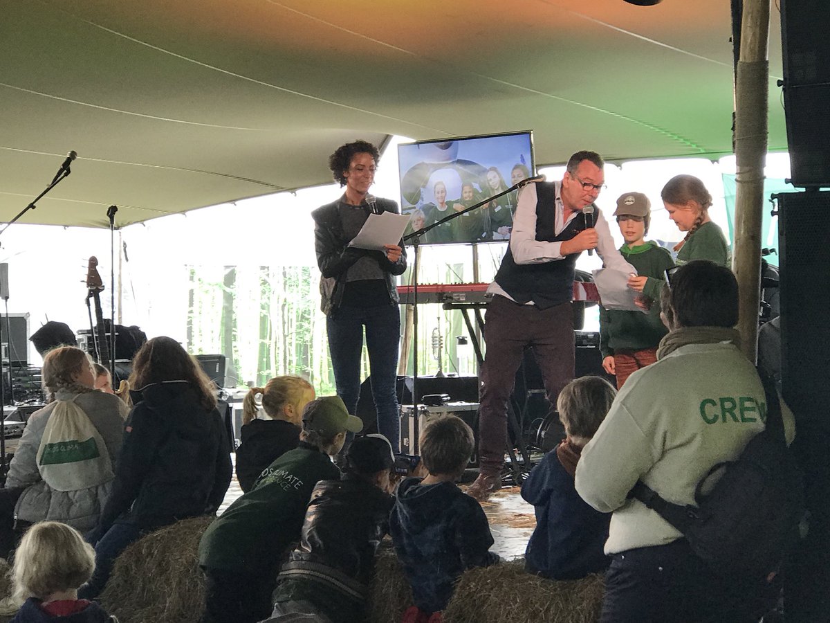 DorienBosselaar's tweet photo. De beste oplossingen voor een duurzame wereld als resultaat van de #kcc2017 gepresenteerd door de kinderen @nederlandschoon https://t.co/scw1BgegTl