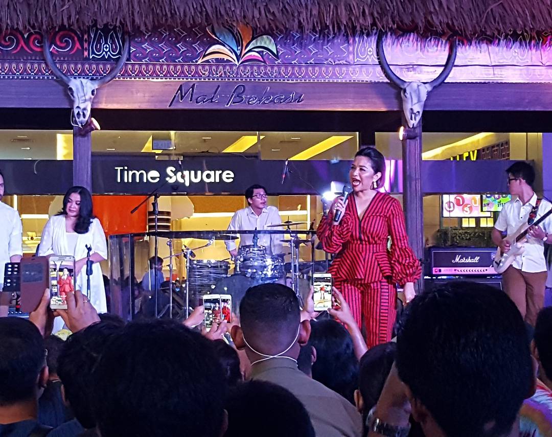 malbekasi's tweet photo. Wow, ini dia keseruan tadi malam bersama @ruthsahanaya di The Downtown Walk Festival 2017!
Keceeee bgt loh ππ
#FKB2017 #DTWFest2017 https://t.co/fzgNRBo5Ye